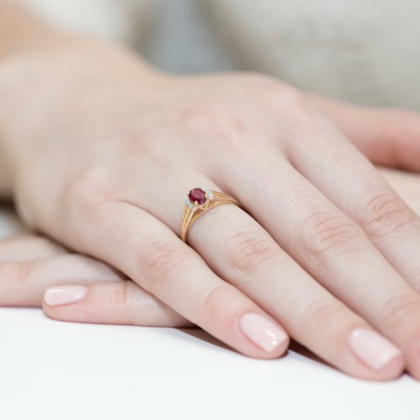 Zaręczynowy pierścionek z Rubinem 0,60ct i brylantami z białego złota 585